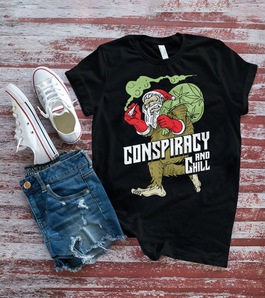 Conspiracy And Chill Bigfoot Weihnachtsmann Raucht Gras Fun Santa Bigfoot Smoking Christmas Weed T-Shirt