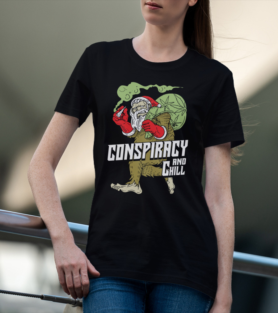 Conspiracy And Chill Bigfoot Weihnachtsmann Raucht Gras Fun Santa Bigfoot Smoking Christmas Weed T-Shirt