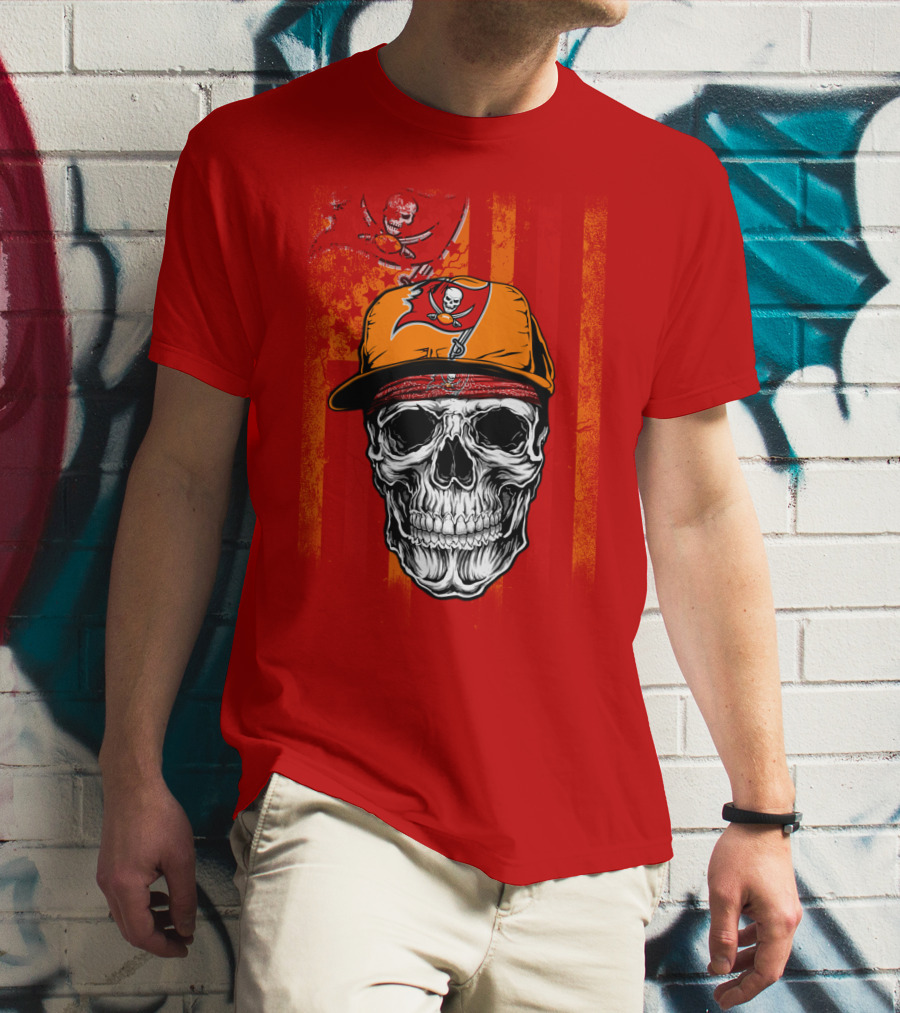 Tampa Bay Buccaneers Skull In Cap With Pirate Flag T-Shirt
