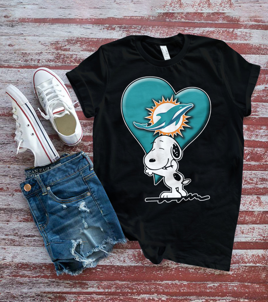 Snp V1 Snoopy Miami Dolphins Heart Hug T-Shirt
