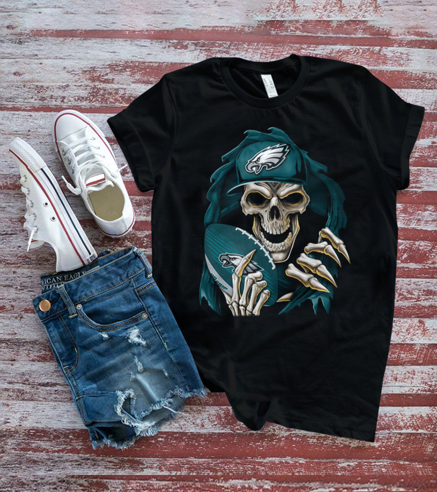 Philadelphia Eagles Skull Holding Football T-Shirt