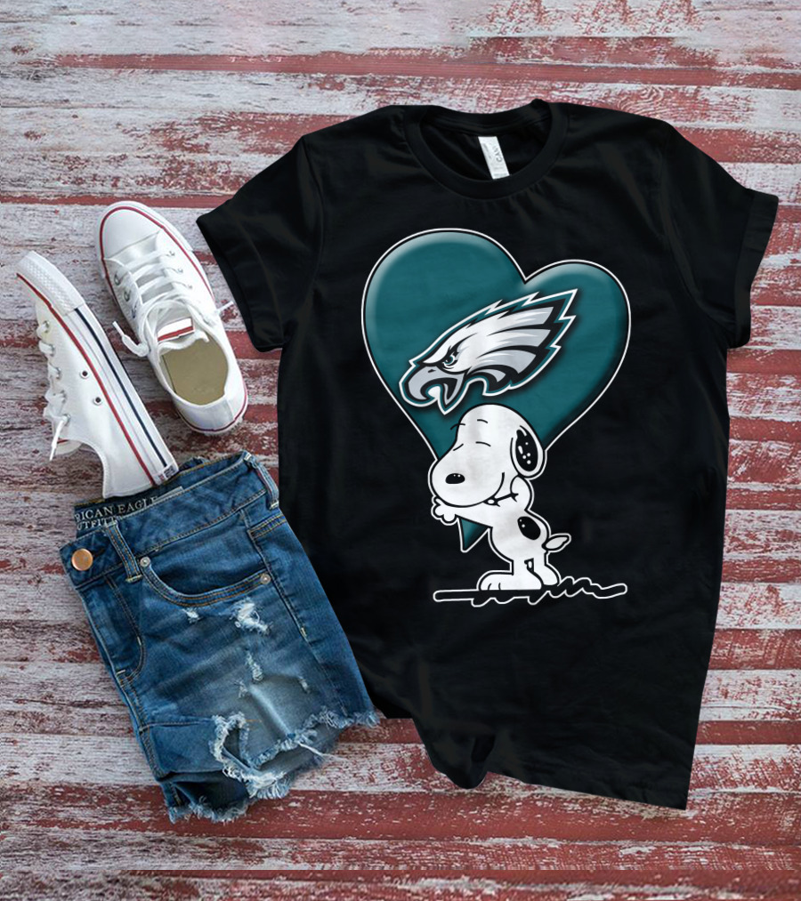 Snoopy Hugging Heart Philadelphia Eagles T-Shirt