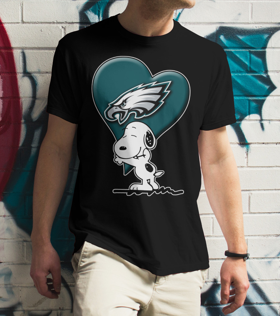 Snoopy Hugging Heart Philadelphia Eagles T-Shirt