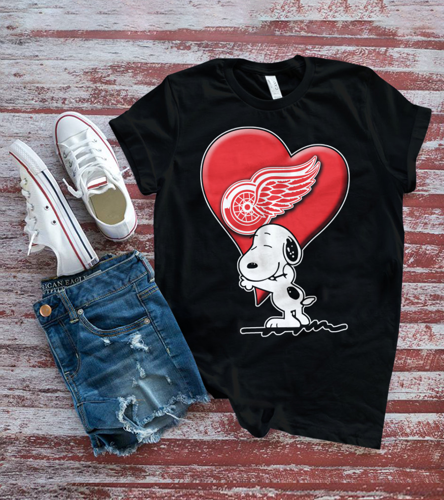 Snoopy Hugging Heart Detroit Red Wings T-Shirt
