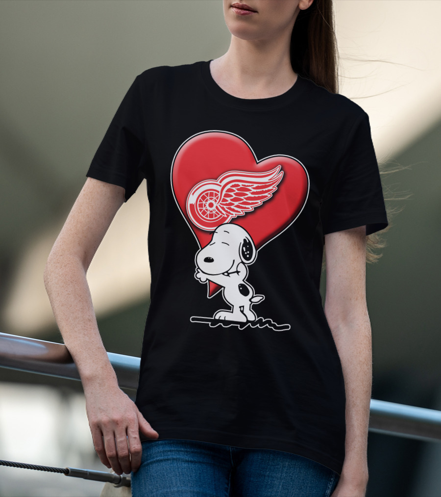 Snoopy Hugging Heart Detroit Red Wings T-Shirt