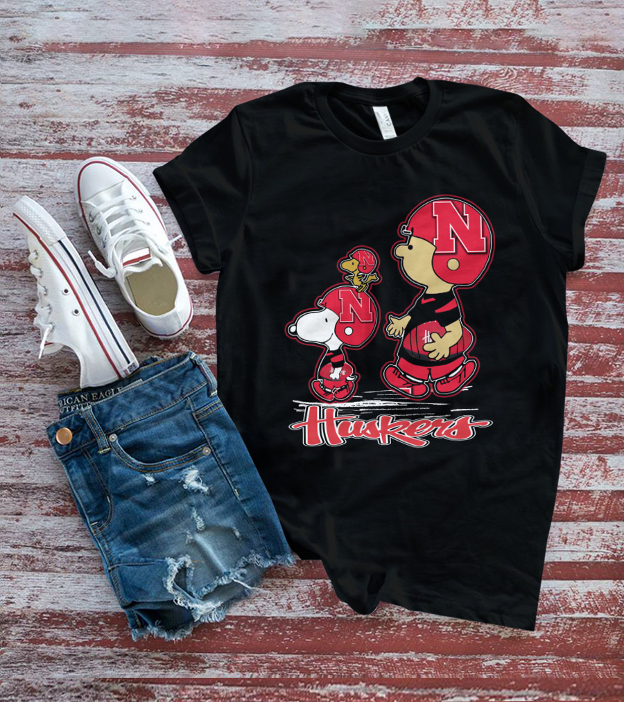 Snpfootball Nebraska Cornhuskers Huskers Charlie Brown Snoopy Woodstock Football Helmets T-Shirt