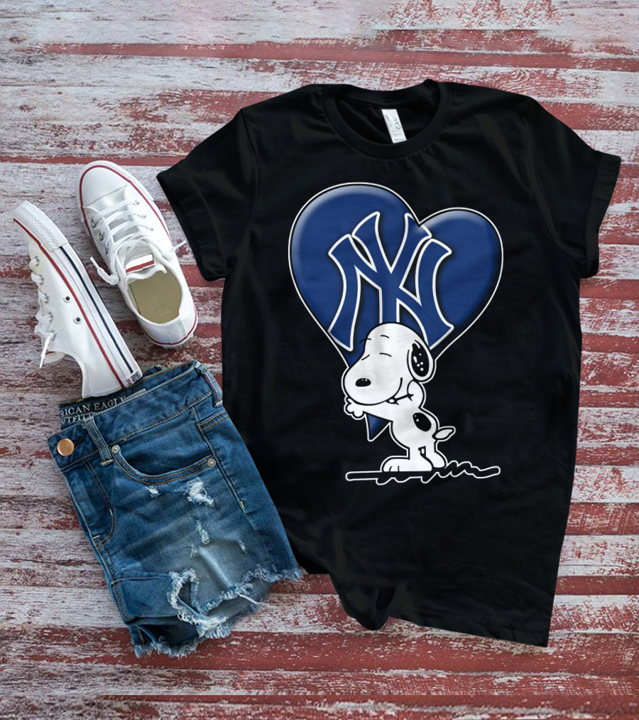 Snoopy Hugging Heart New York Yankees T-Shirt