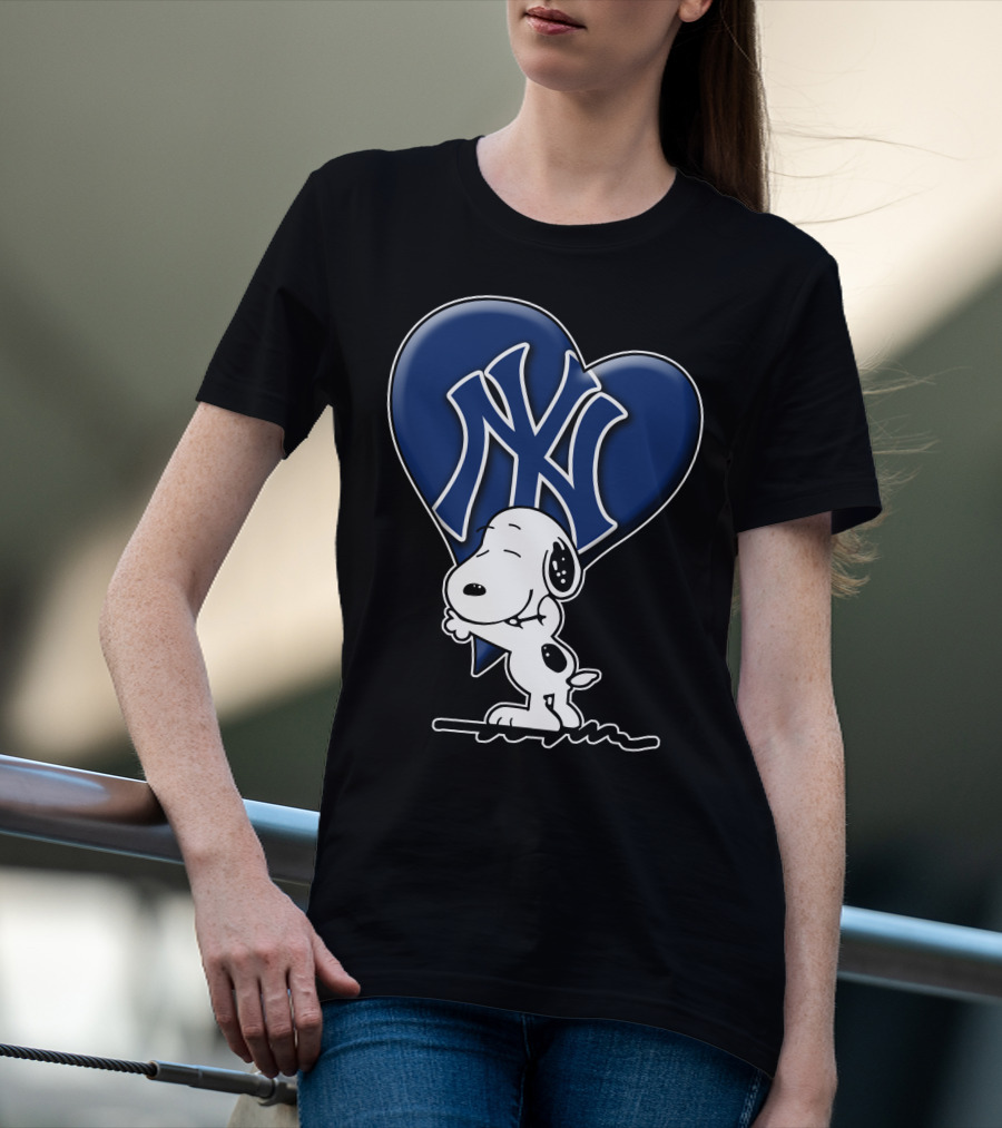 Snoopy Hugging Heart New York Yankees T-Shirt