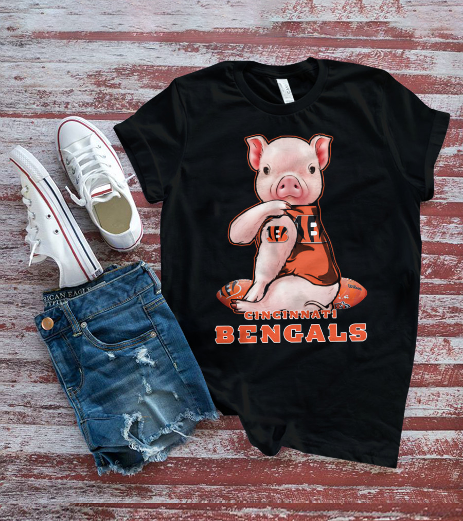 CINCINNATI BENGALS Pig Holding Football T-Shirt