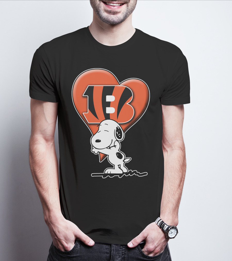 Snoopy Hugging Cincinnati Bengals Heart T-Shirt
