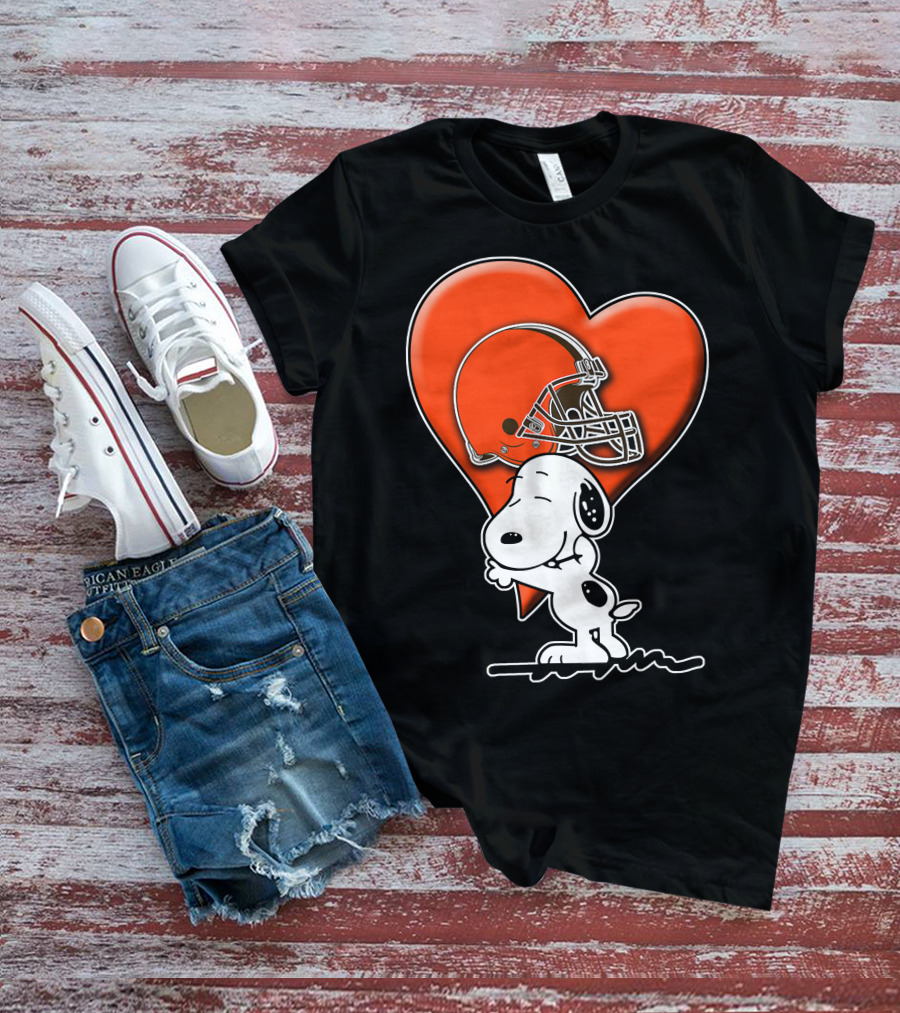 Snp CLEVELAND BROWNS Snoopy Hugging Heart Football Helmet T-Shirt