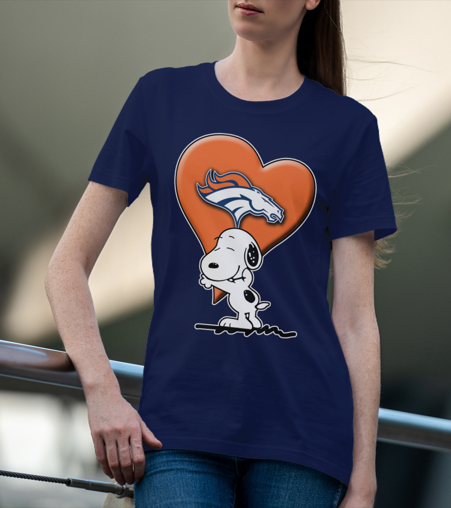 Snp V1 Denver Broncos Snoopy Hugging Heart T-Shirt