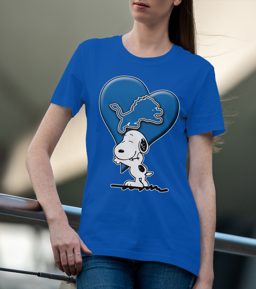 Snp DETROIT LIONS Blue Heart Snoopy Hugging Lion T-Shirt