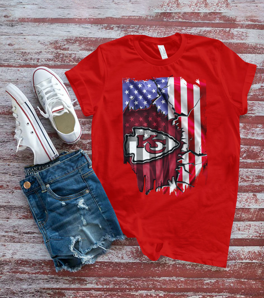 Kansas City Chiefs Logo With American Flag Background T-Shirt