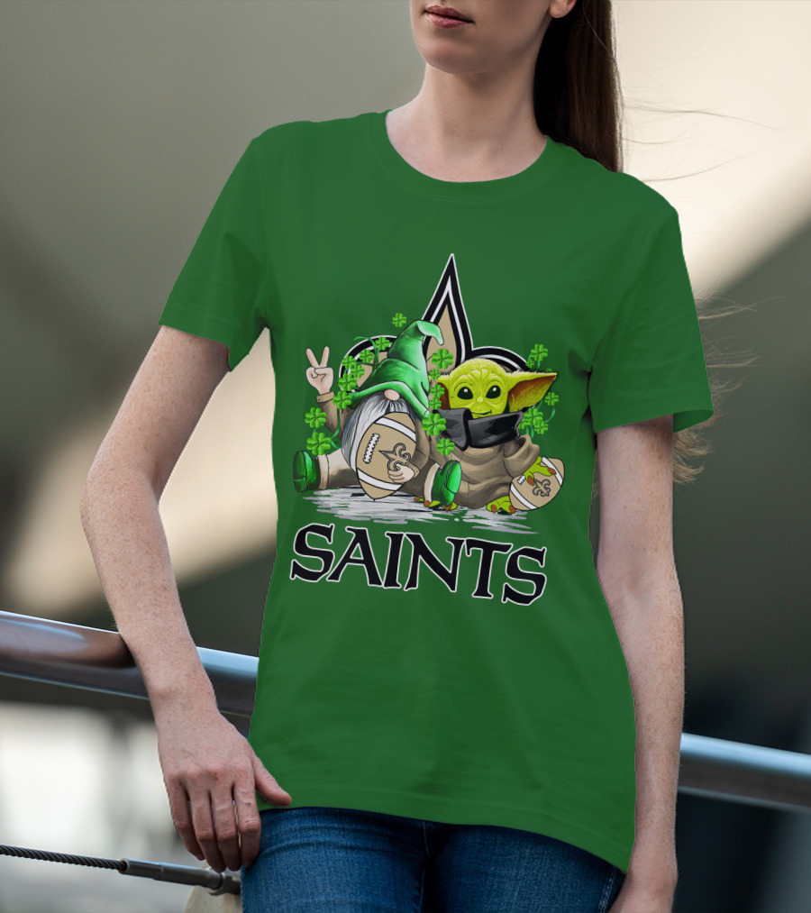 New Orleans Saints Football St. Patrick’s Day Gnome And Baby Alien With Shamrocks T-Shirt