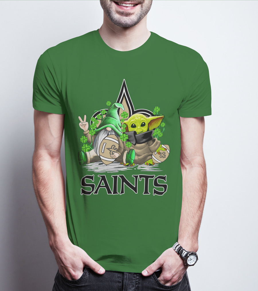 New Orleans Saints Football St. Patrick’s Day Gnome And Baby Alien With Shamrocks T-Shirt