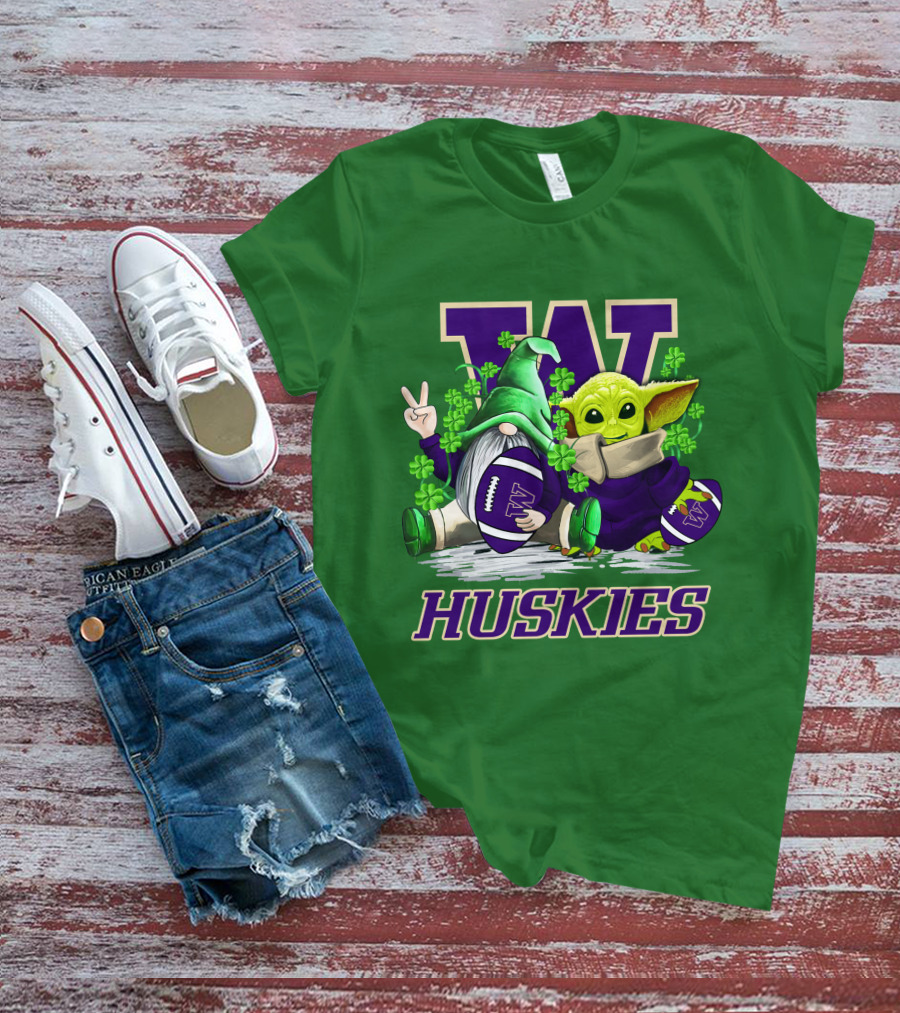 Washington Huskies Football St. Patrick’s Day Gnome And Baby Yoda With Shamrocks T-Shirt