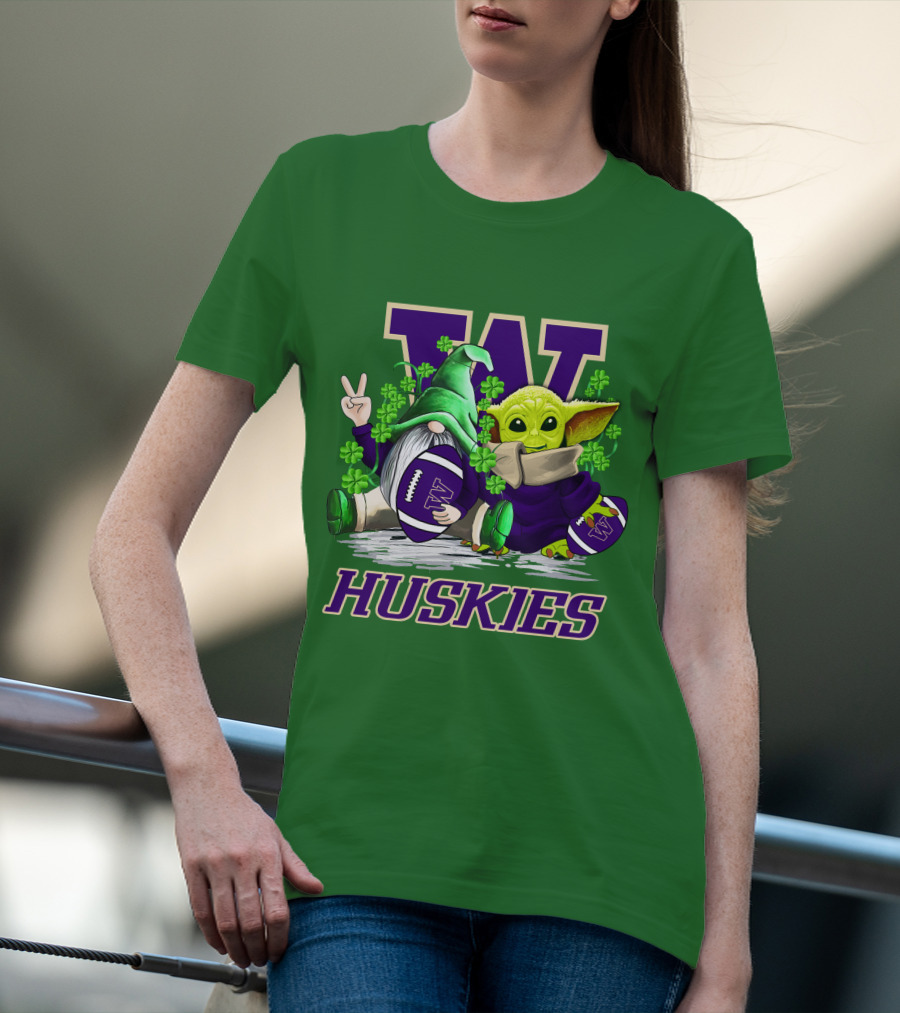 Washington Huskies Football St. Patrick’s Day Gnome And Baby Yoda With Shamrocks T-Shirt