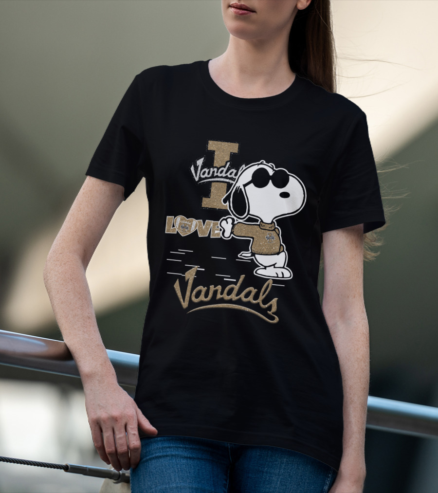 Snoopy Vandals Love Idaho Vandals T-Shirt