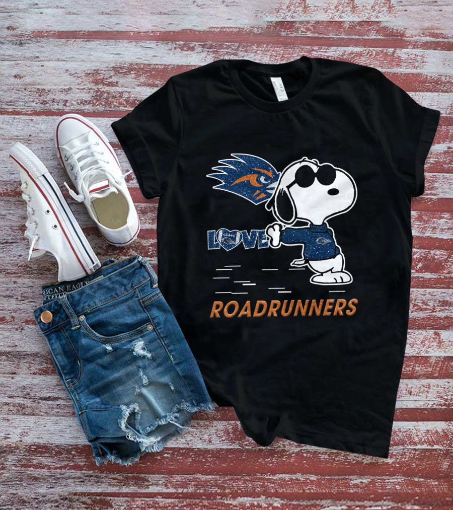 Snoopy Love UTSA Roadrunners Football Fanatic T-Shirt