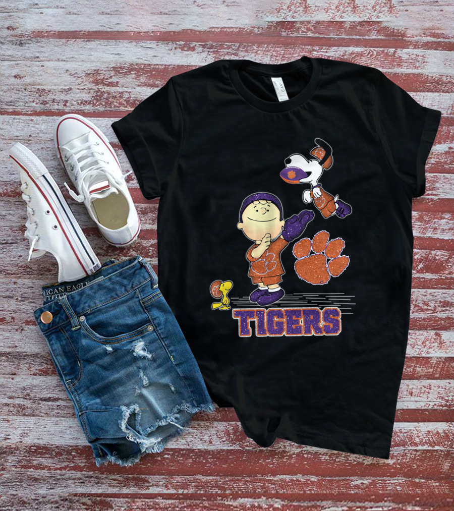 Snoopy Clemson Tigers Peanuts Football T-Shirt