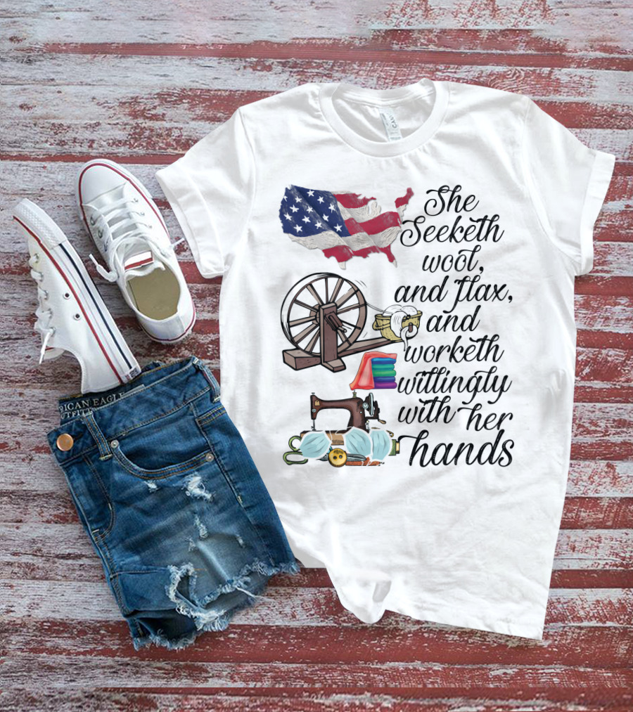 She Seeketh Wool Flax Worketh Willingly With Her Hands American Flag Spinning Wheel Sewing Machine Masks T-Shirt