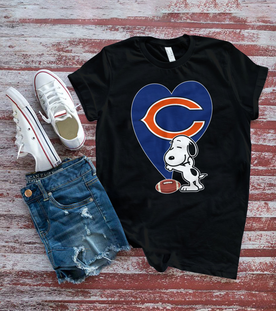 Chicago Bears Snoopy Hug Heart Football T-Shirt