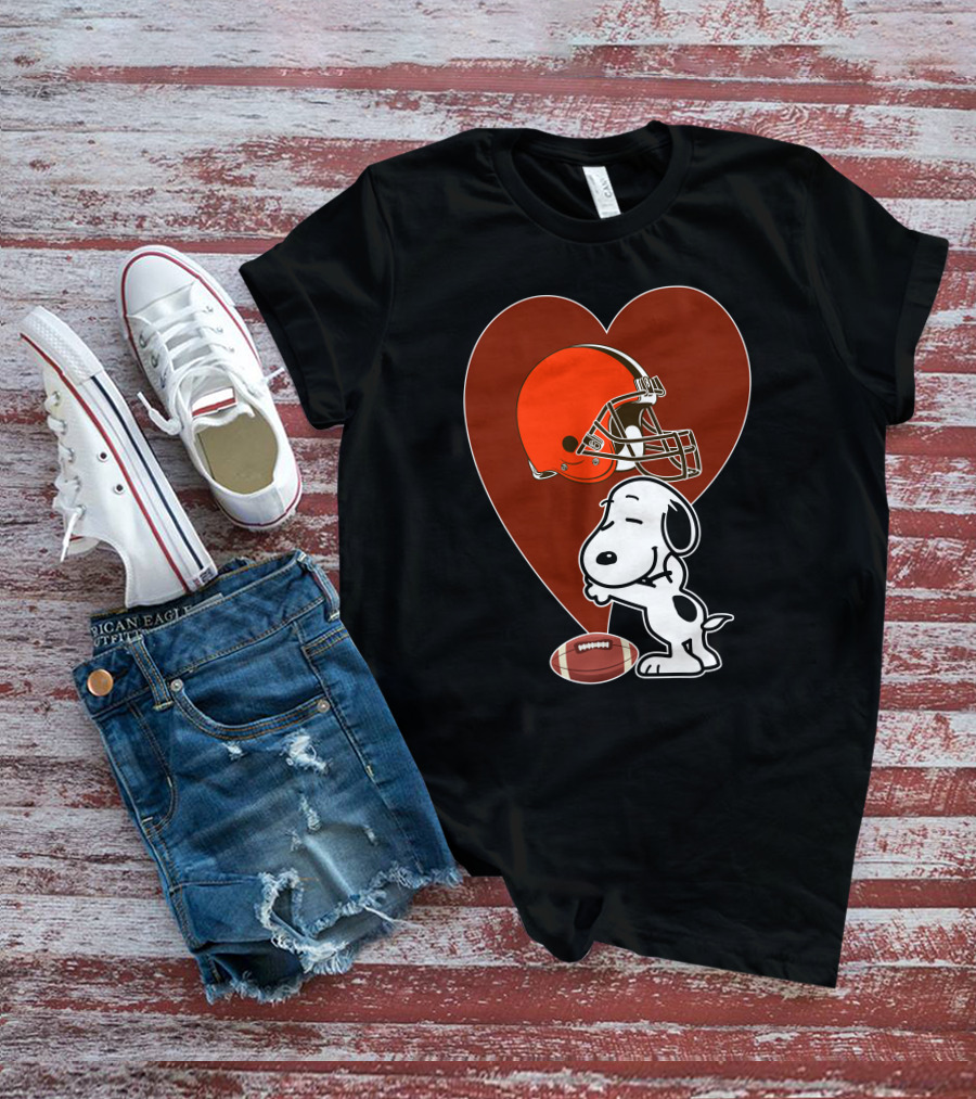 Cleveland Browns Snoopy Heart Football Helmet Hug T-Shirt