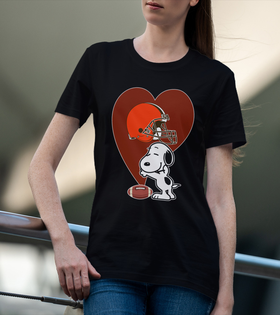 Cleveland Browns Snoopy Heart Football Helmet Hug T-Shirt