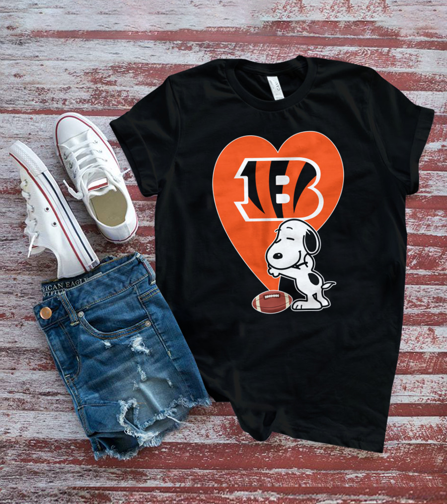 Cincinnati Bengals Snoopy Heart Football Hug T-Shirt