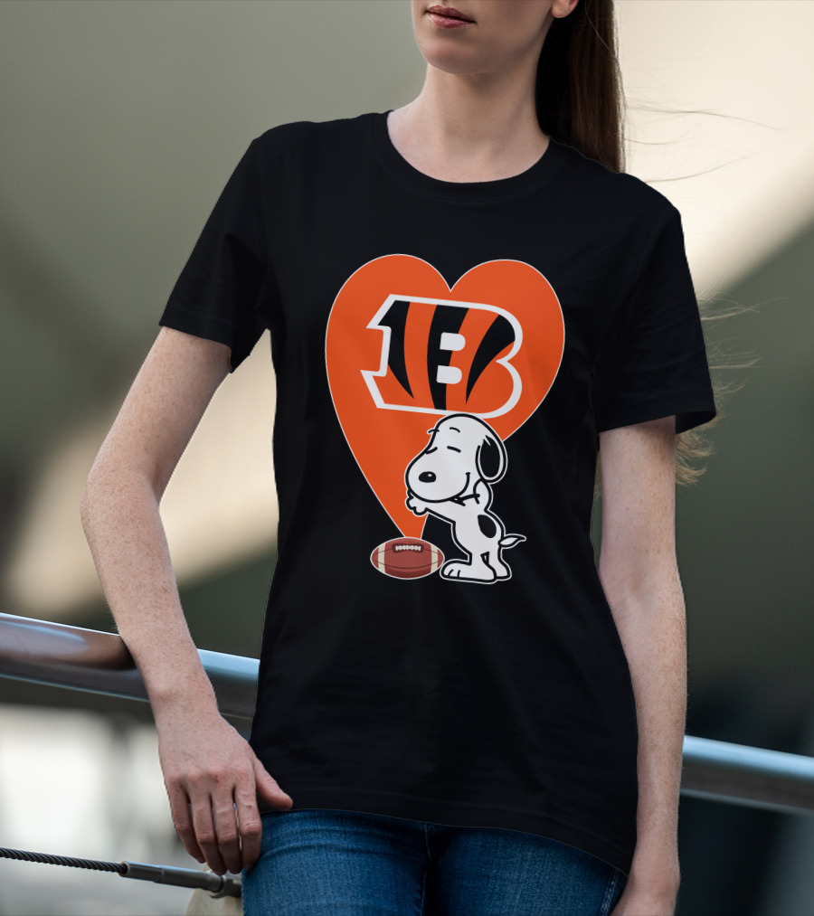 Cincinnati Bengals Snoopy Heart Football Hug T-Shirt