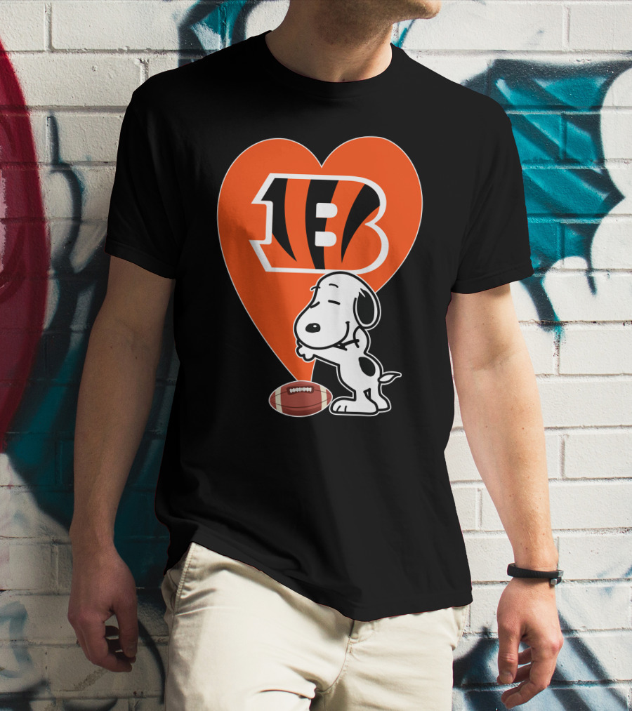 Cincinnati Bengals Snoopy Heart Football Hug T-Shirt