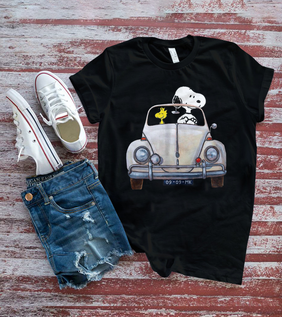 Snoopy And Woodstock Riding In Classic Volkswagen Beetle Car T-Shirt