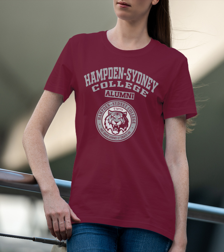 Hampden–Sydney College Alumni Tigers Huc Venite Iuvenes Ut Exeatis Viri T-Shirt