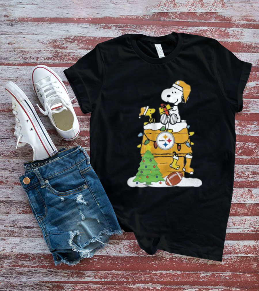 Snoopy And Pittsburgh Steelers Christmas Chimney Scene With Woodstock And Holiday Decorations T-Shirt