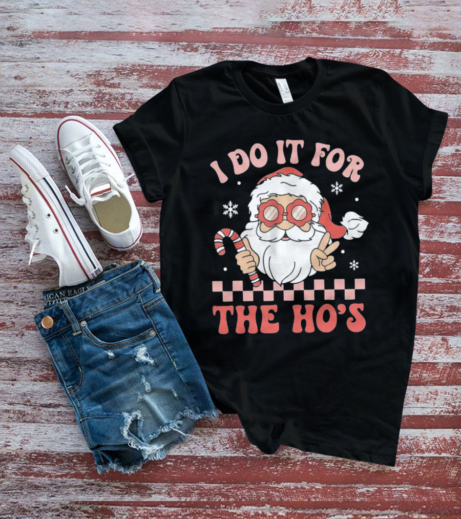I Do It For The Ho’s Funny Christmas Santa With Candy Cane And Peace Sign T-Shirt