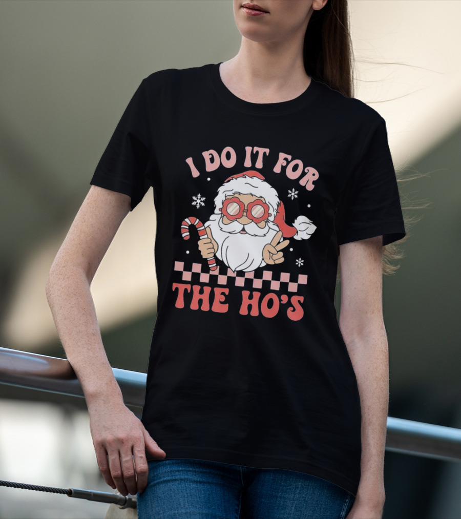 I Do It For The Ho’s Funny Christmas Santa With Candy Cane And Peace Sign T-Shirt