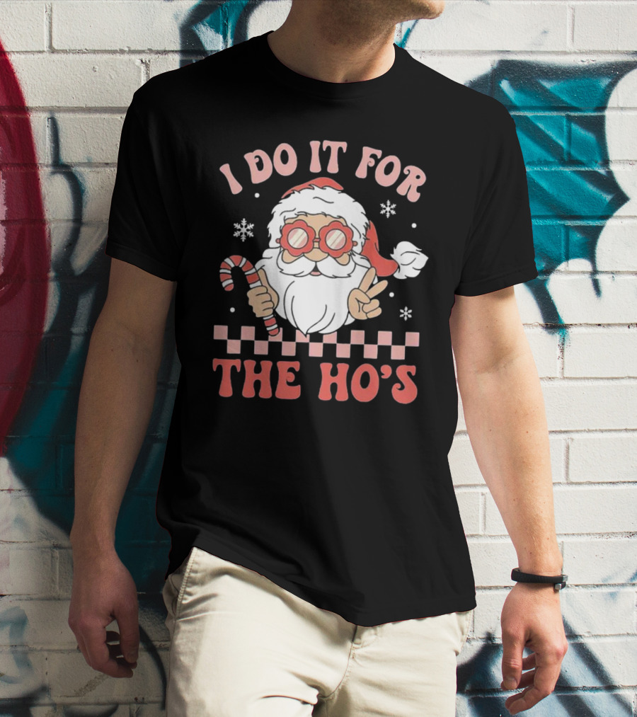 I Do It For The Ho’s Funny Christmas Santa With Candy Cane And Peace Sign T-Shirt