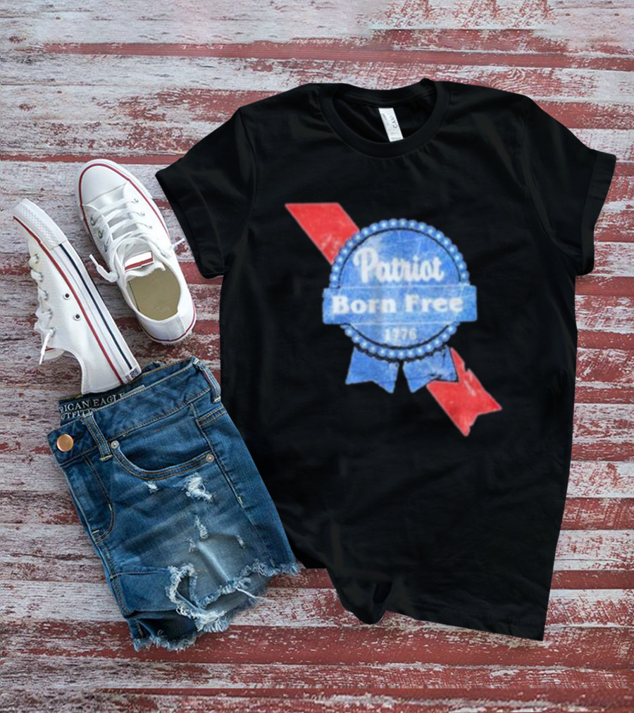 Patriot Born Free 1776 Badge With Red White Blue Ribbon Motif T-Shirt