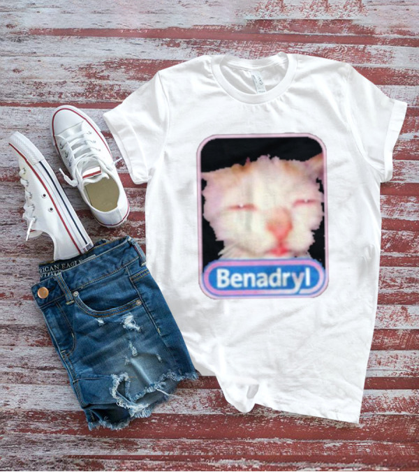 K45ink Benadryl Meme Cat Face Close-Up T-Shirt