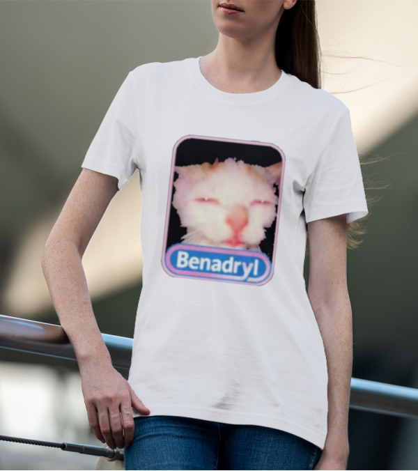 K45ink Benadryl Meme Cat Face Close-Up T-Shirt
