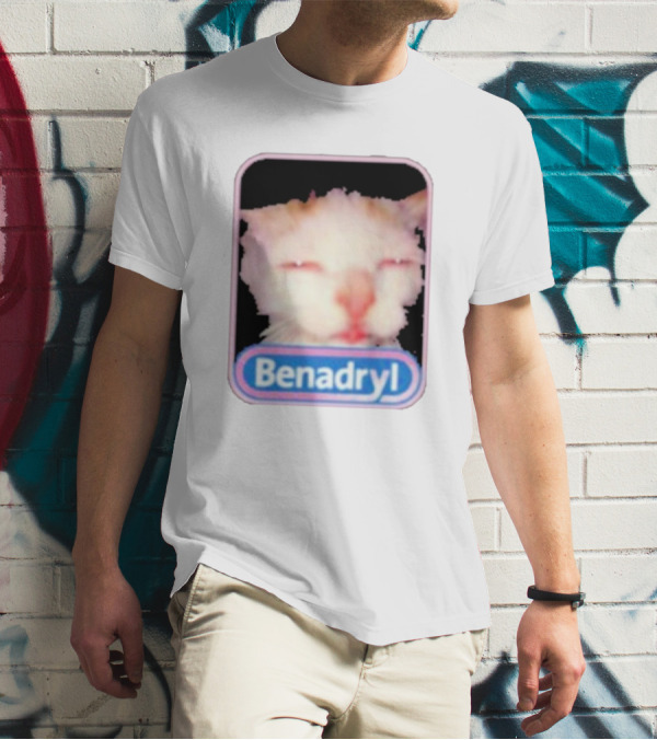 K45ink Benadryl Meme Cat Face Close-Up T-Shirt