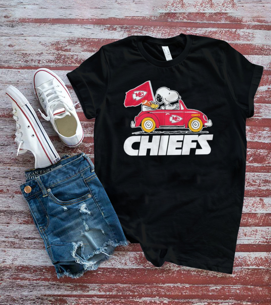 Snoopy Kansas City Chiefs Car With Flag T-Shirt