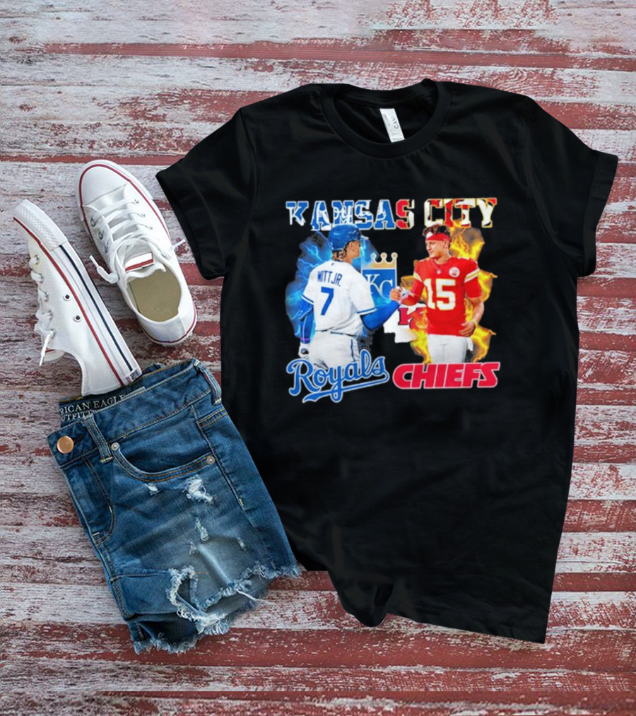 Kansas City Royals Bobby Witt Jr Shake Hands Chiefs Patrick Mahomes T-Shirt