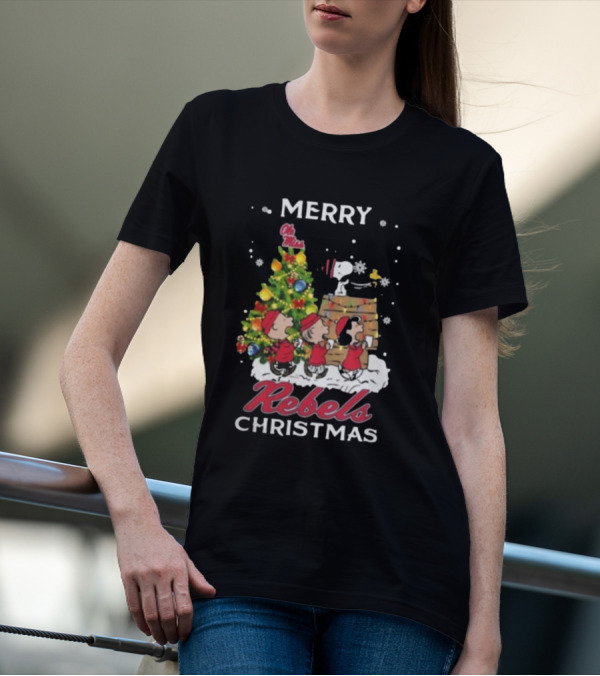 Ole Miss Rebels Snoopy And Friends Merry Christmas Tree Caroling T-Shirt
