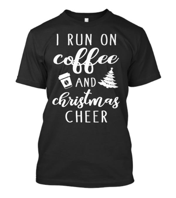 I Run On Coffee And Christmas Cheer עם כוס קפה ועץ אשוח T-Shirt