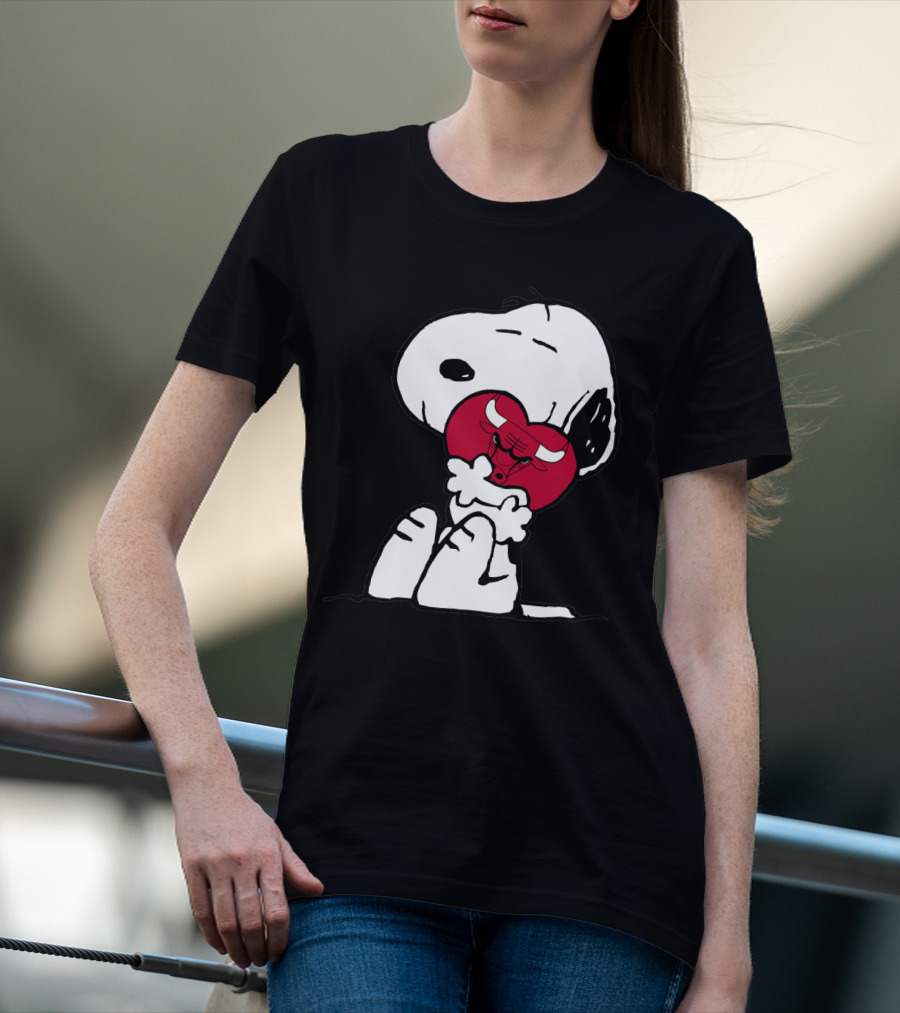 Snoopy Hugging Chicago Bulls Heart T-Shirt