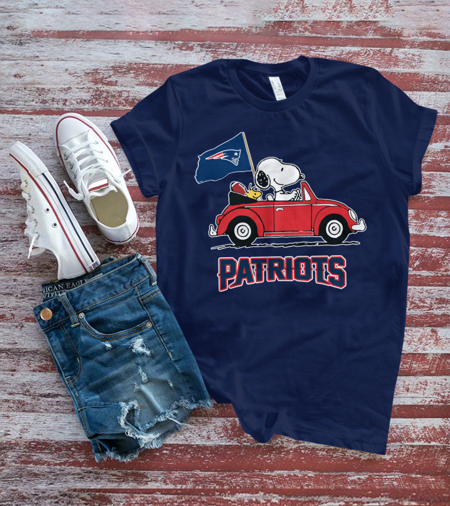 New England Patriots Snoopy Driving Classic Red Car With Flag T-Shirt