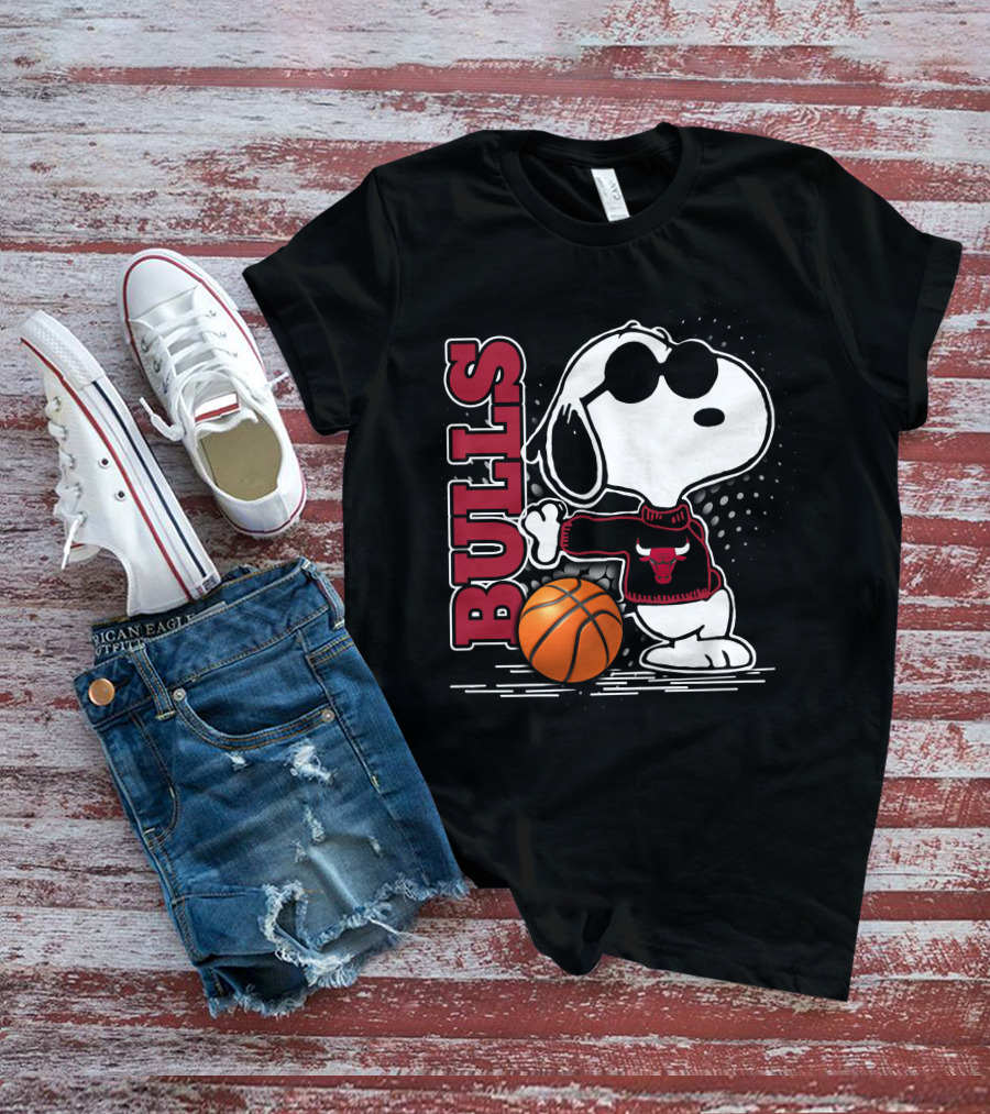 Bulls Snoopy With Basketball And Chicago Bulls Red T-Shirt