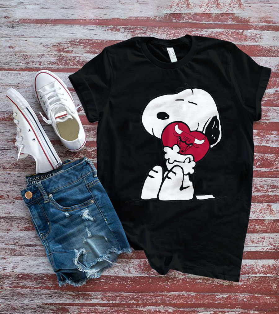 Snoopy Hugging Chicago Bulls Basketball Heart T-Shirt